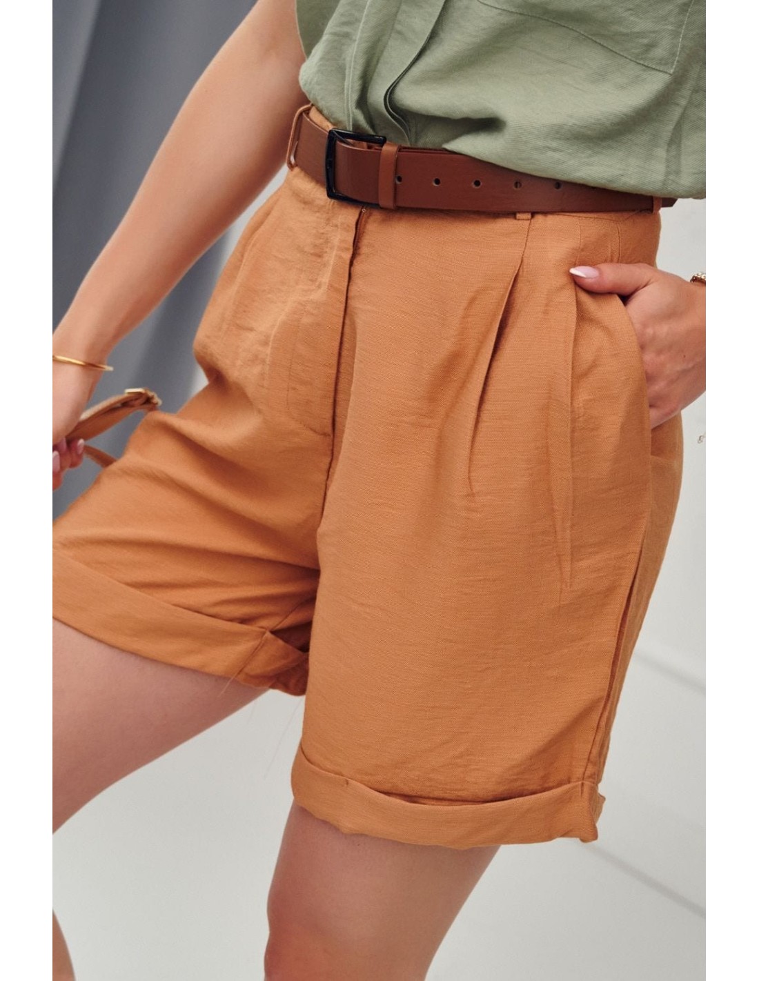 Pantaloni scurti de dama cu curea, caramel MP47361 - Magazin online - Boutique